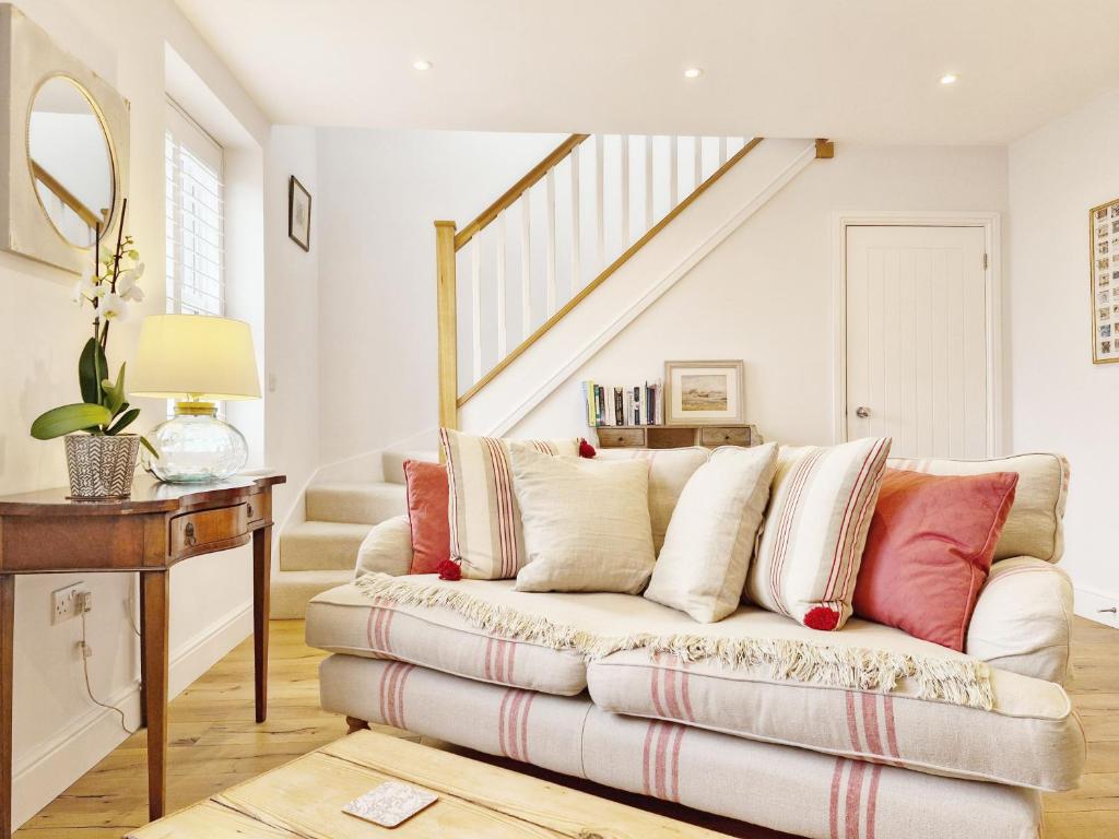 奇切斯特Castleton , Chichester的客厅配有白色沙发和楼梯。