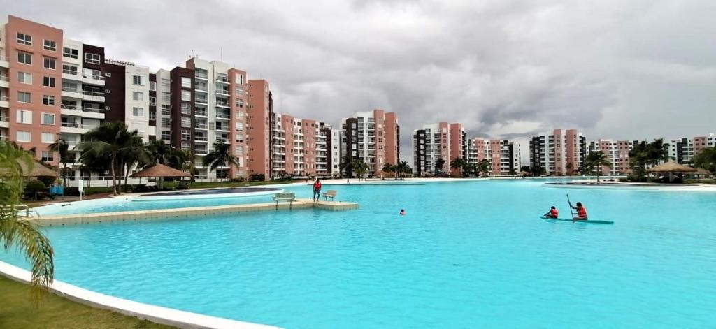 坎昆Dream Lagoons Cancun Requiem的城市里的一个蓝色的大池