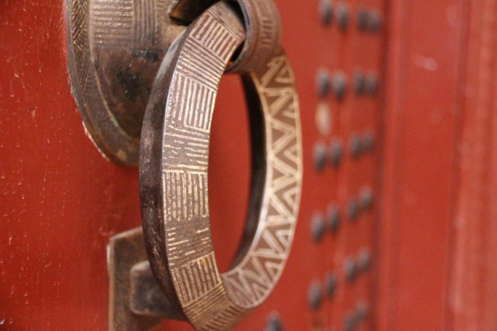 梅克内斯里亚德亚姆查旅馆的金属号码挂在红色的门上