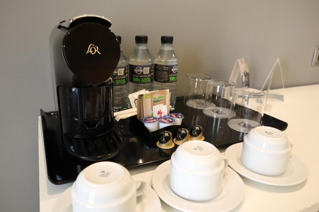 加的斯蒙泰波尔塔提亚拉酒店的厨房柜台配有咖啡壶和一些杯子