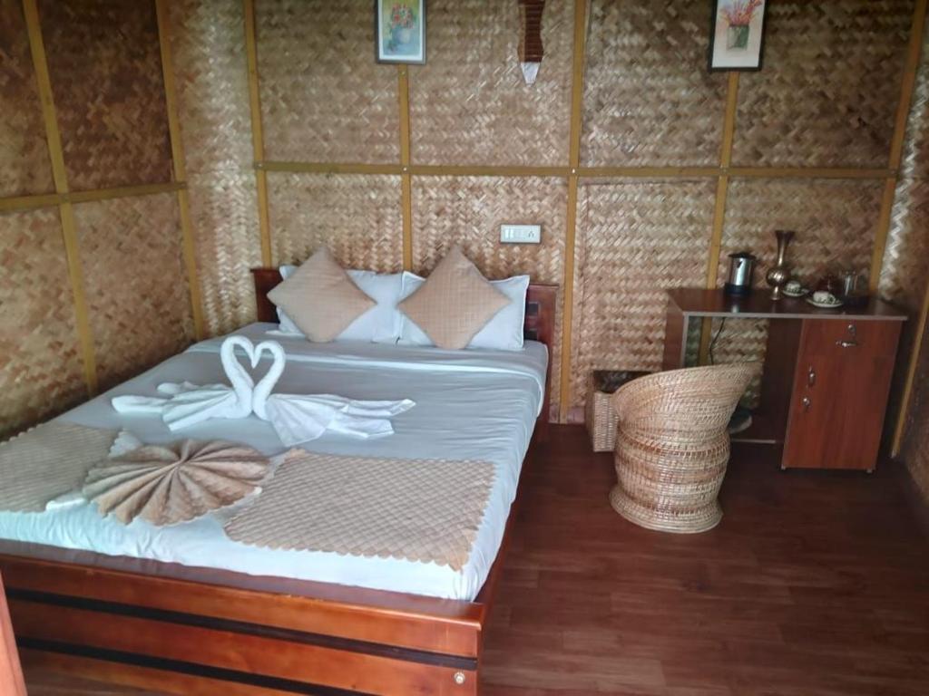 VaragampadiQatsyir Horizon的一间卧室配有带白色床单和枕头的床。