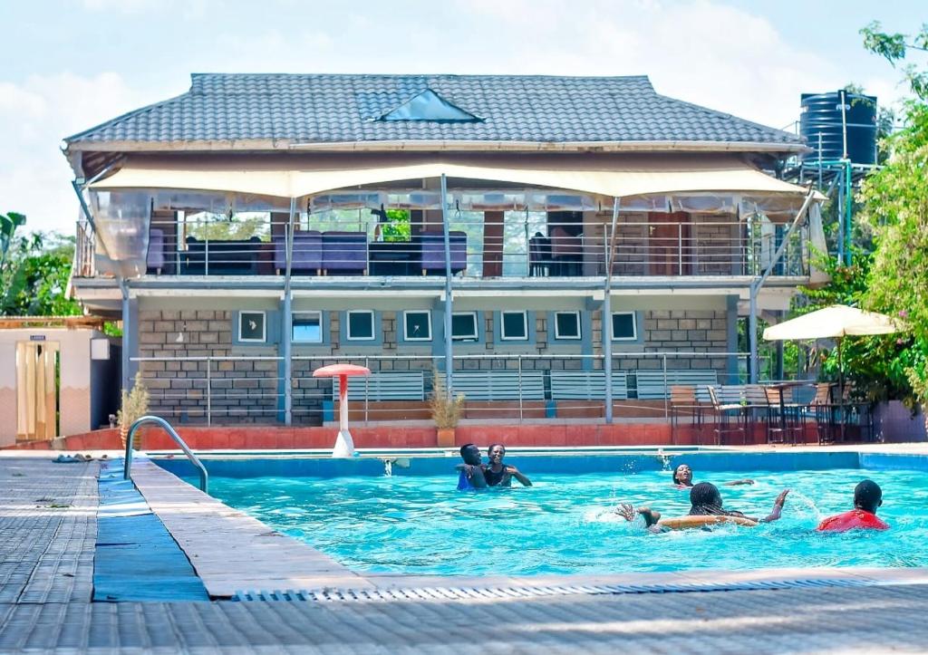 MasenoGalore Luxury Resort的一群人在游泳池游泳
