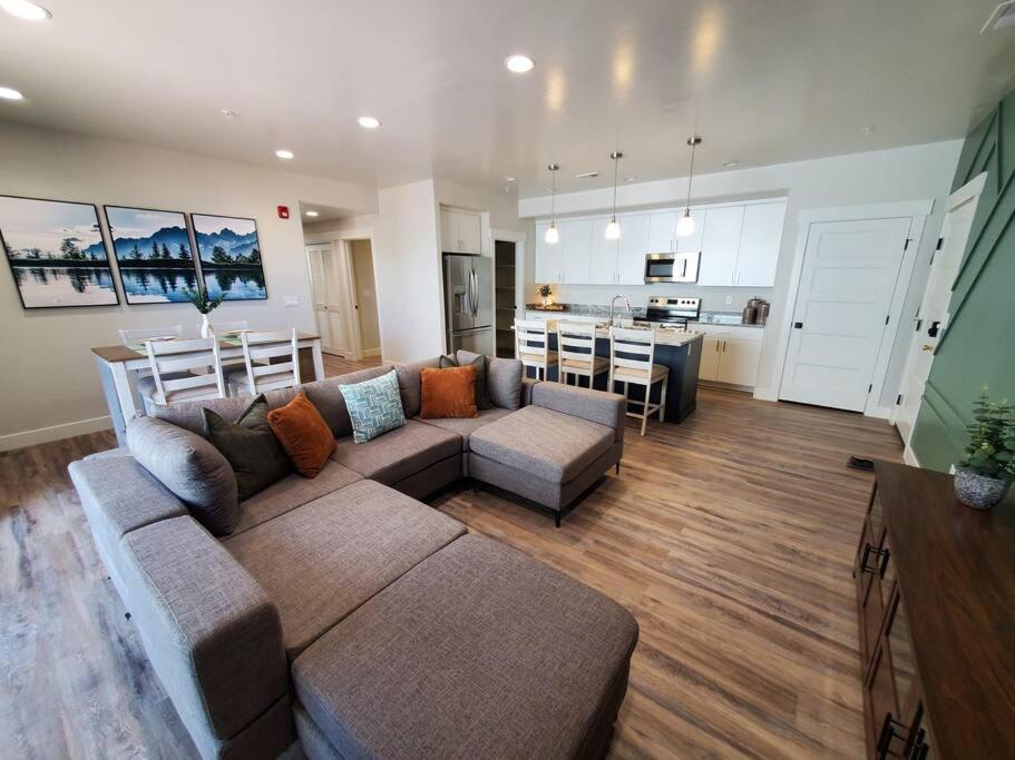 里奇菲尔德Monroe Mountain Suite - Castle Rock Condos的带沙发的大客厅和厨房