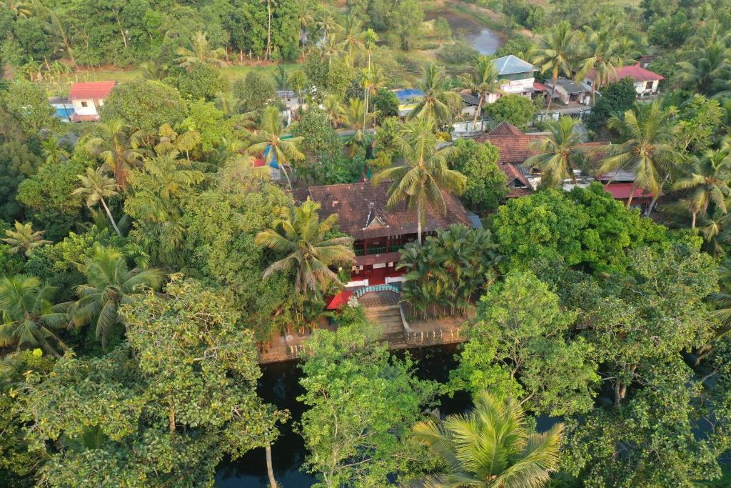 戈德亚姆Garggi Backwater Retreat的丛林中度假村的空中景观