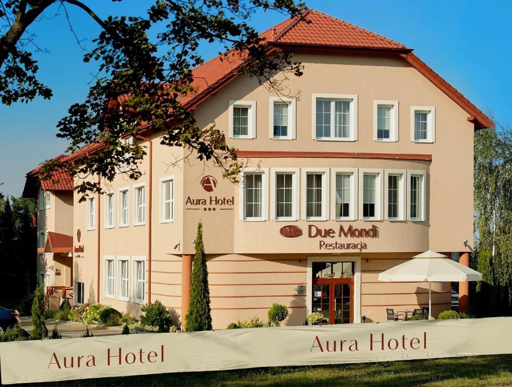 绿山城Aura - Hotel & Restaurant & Sauna的前面有标志的建筑
