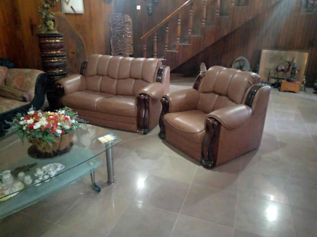 加姆波勒Maliga Inn的客厅配有两把椅子和一张沙发