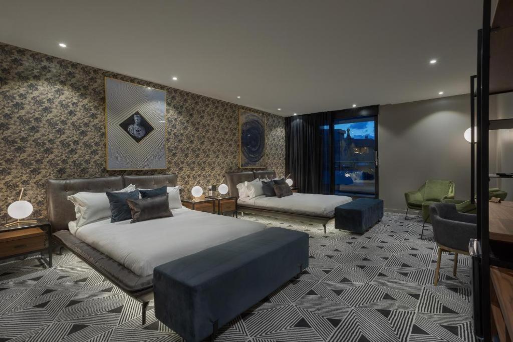 蒙特利尔Hotel St-Thomas的一间卧室设有一张床和一间客厅。