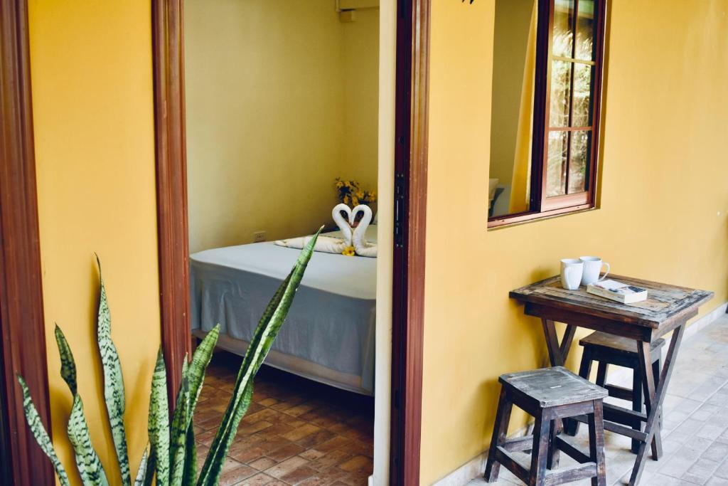 圣卡塔利娜岛Hotel Las Hamacas的客房设有床、桌子和镜子