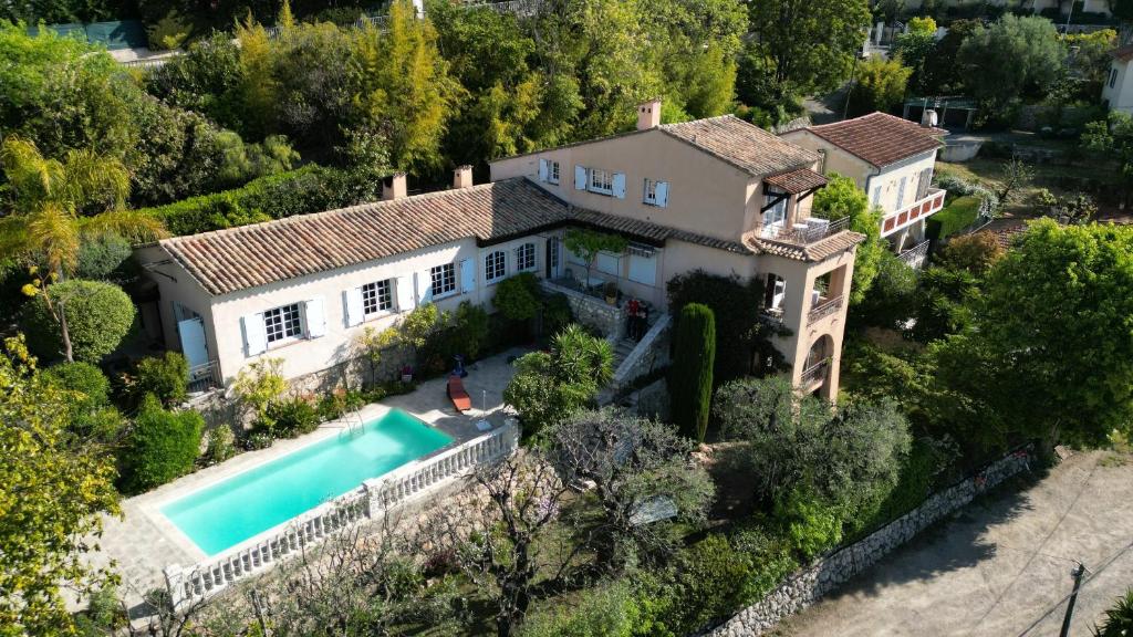 格拉斯les petites terrasses的享有带游泳池的房屋的空中景致