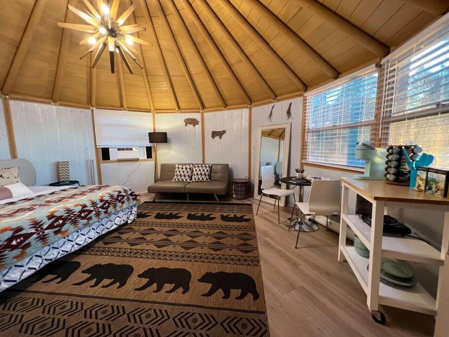 Valley CenterGlamping-Sky Dome Yurt-Tiny House-2 by Lavenders field的一间卧室配有一张床和一个沙发