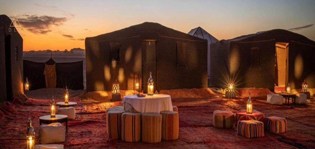姆哈米德Desert Luxury Camp的一组桌子,在帐篷前放蜡烛