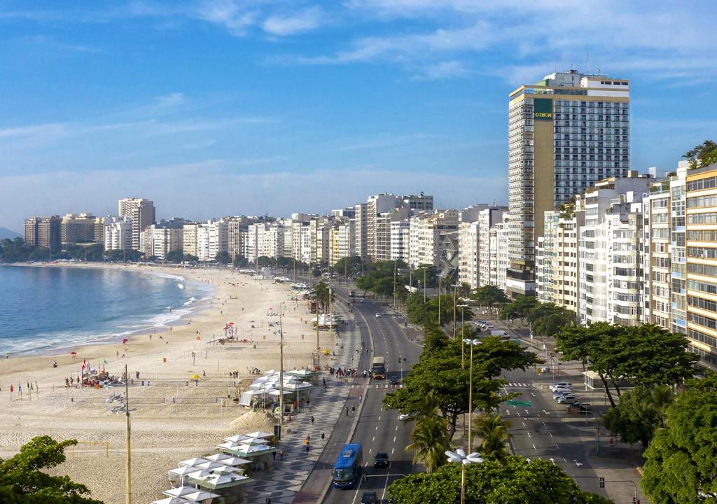里约热内卢里奥安托宫殿酒店的享有海滩美景,设有建筑和公寓