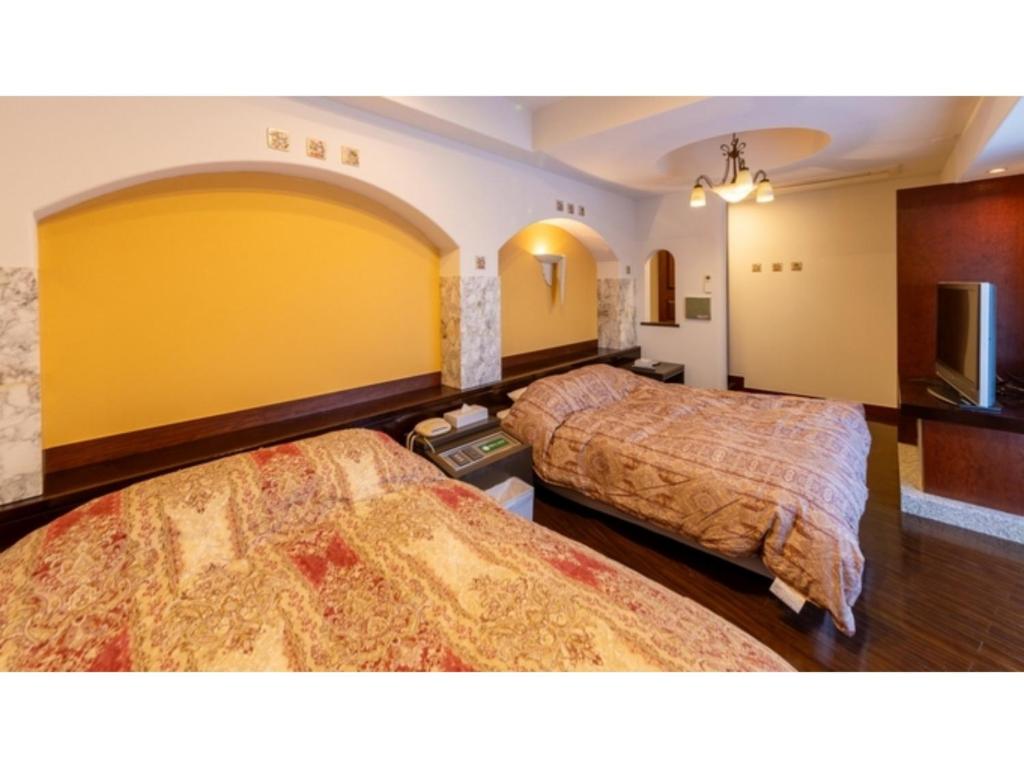 雫石町SHIZUKUISHI RESORT HOTEL - Vacation STAY 29552v的酒店客房设有两张床和电视。