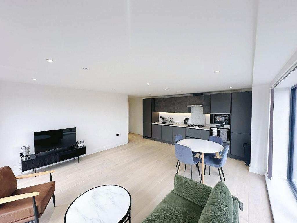 伦敦Luxury Modern Flat Near Center的客厅配有沙发和桌子