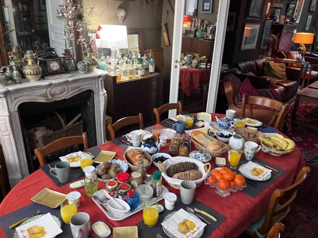 鲁贝凯梅拉和西特拉住宿加早餐旅馆的一张桌子,上面有早餐食品和饮料