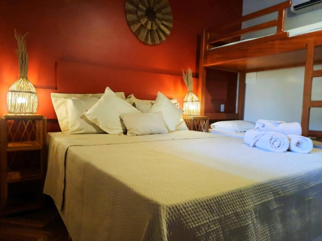马劳Ayo Bistrô Pousada的一间卧室配有一张大床和毛巾