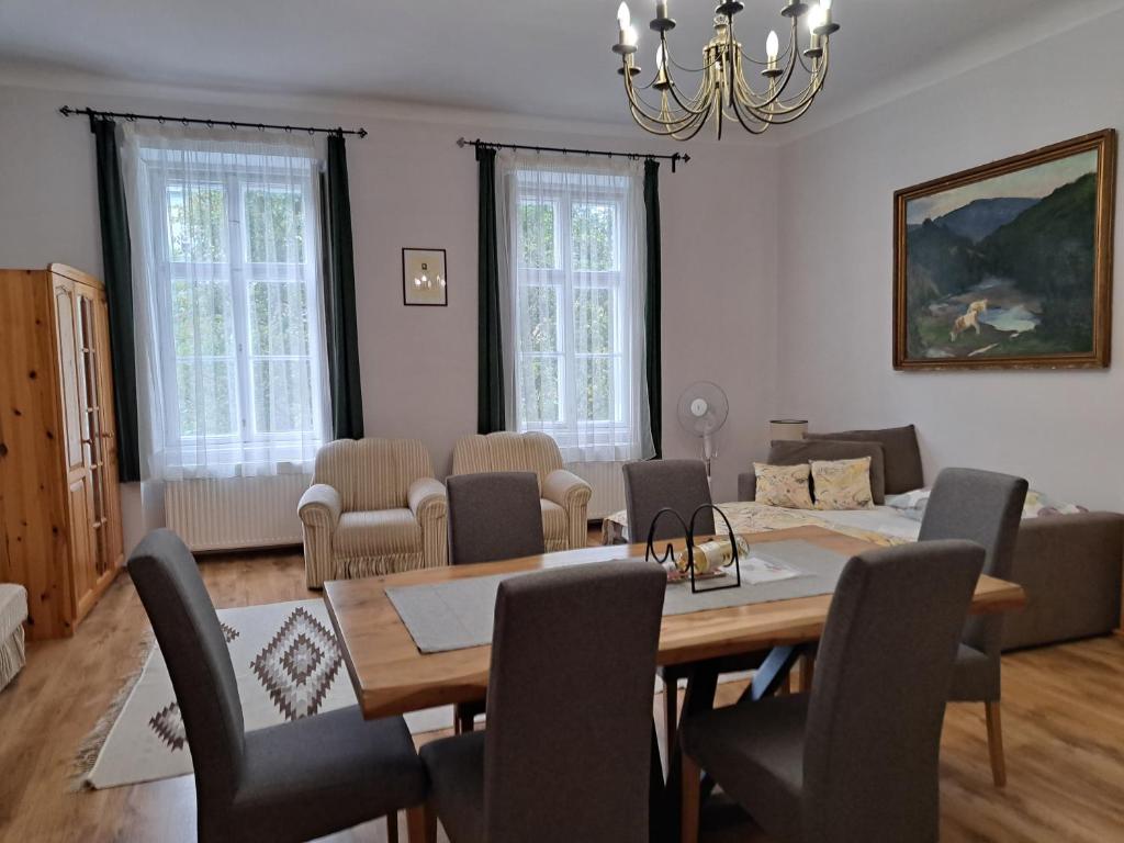 克塞洛Hanga Apartman, Kőszeg的一间带桌椅的用餐室