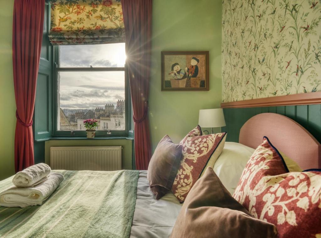 巴斯Hill House的窗户和枕头床间的一张床位