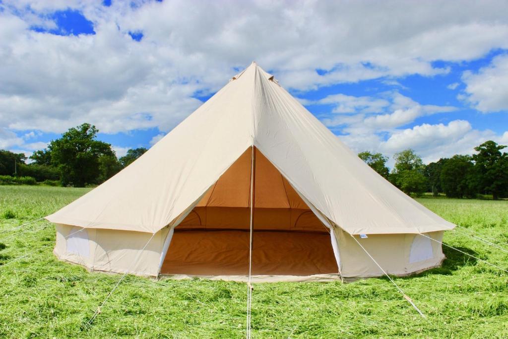 赫尔斯顿Trevena Cross Bell Tent的草场上的大型钟形帐篷