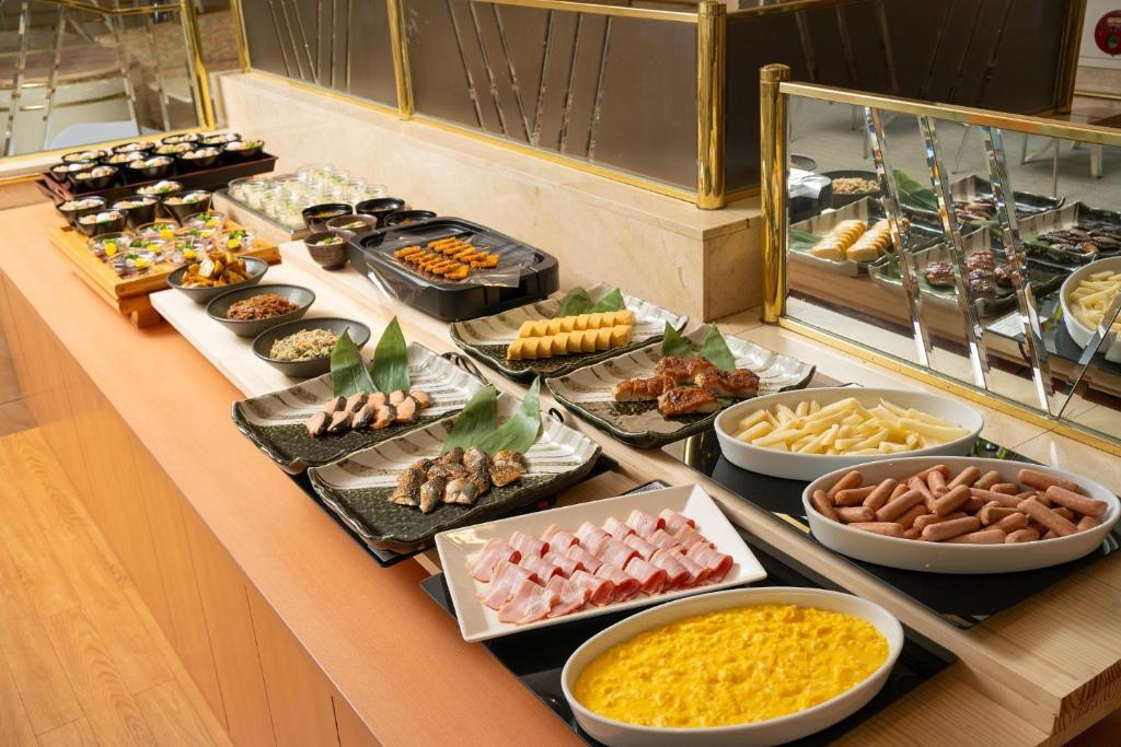 德岛德岛华盛顿广场酒店的自助餐,餐桌上有许多不同类型的食物