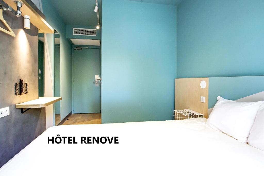 蒙彼利埃蒙彼利埃千禧中心宜必思酒店的一间酒店客房 - 带一张床和一间浴室