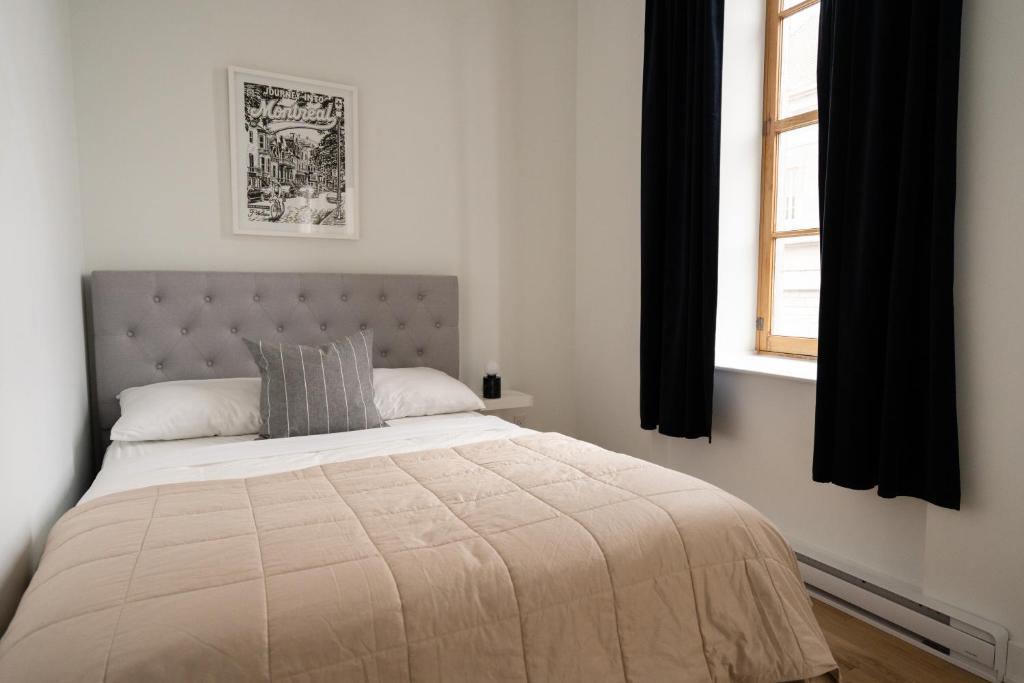 蒙特利尔Rasco by Luxury In Transit的一间卧室设有一张大床和窗户