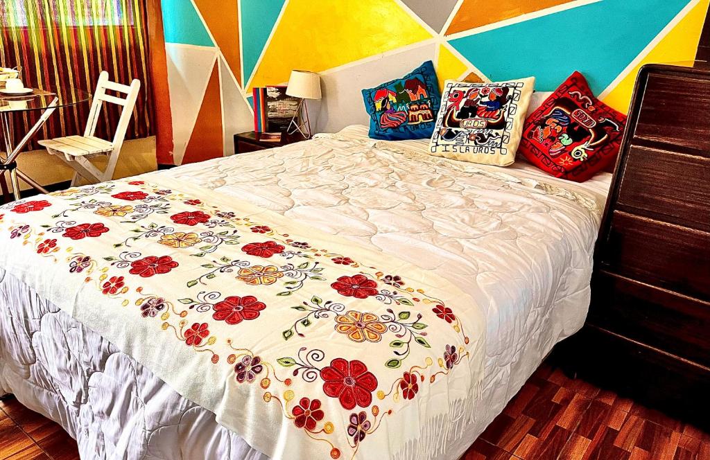 普诺Peru 229 Rest HOSTEL的一间卧室配有一张带花卉棉被的床