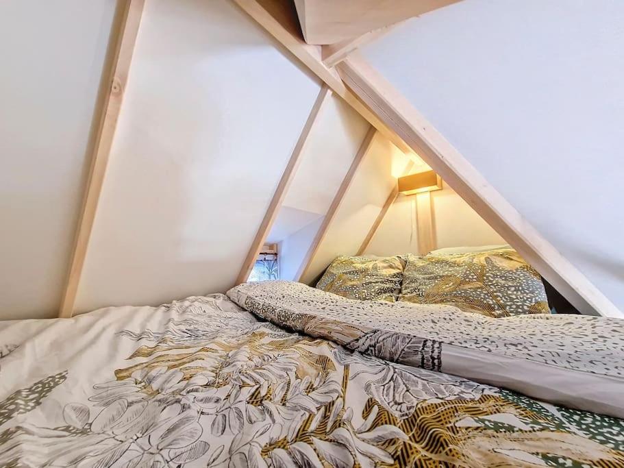 尼姆Cosy Tiny centre-ville de Nîmes的帐篷内的一张床位,上面有两个枕头