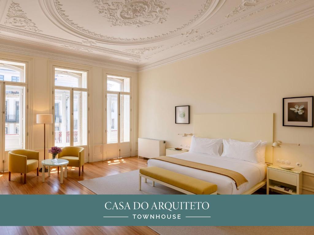 波尔图Casa do Arquiteto - Townhouse - Architect's House的配有一张床和一把椅子的酒店客房