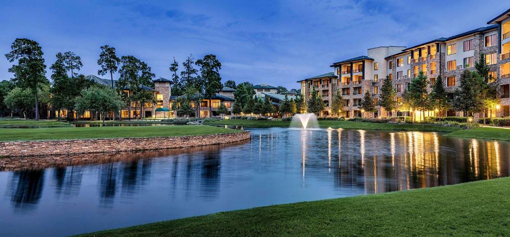 兀兰The Woodlands Resort, Curio Collection by Hilton的城市中的河流,有建筑物和喷泉