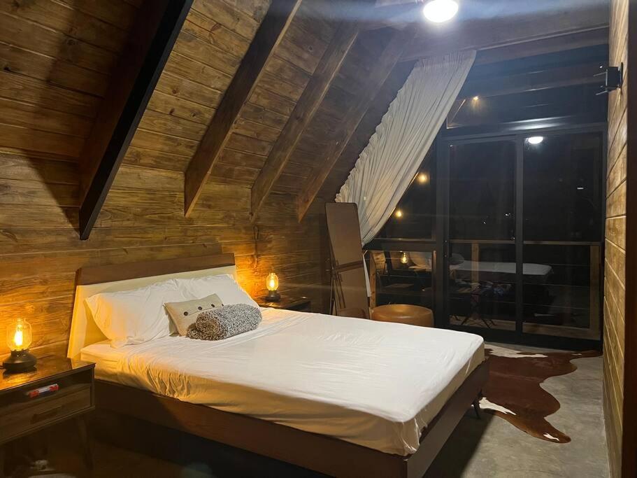 哈拉瓦科阿Los Helechos 5M的一间卧室设有一张床和一个大窗户
