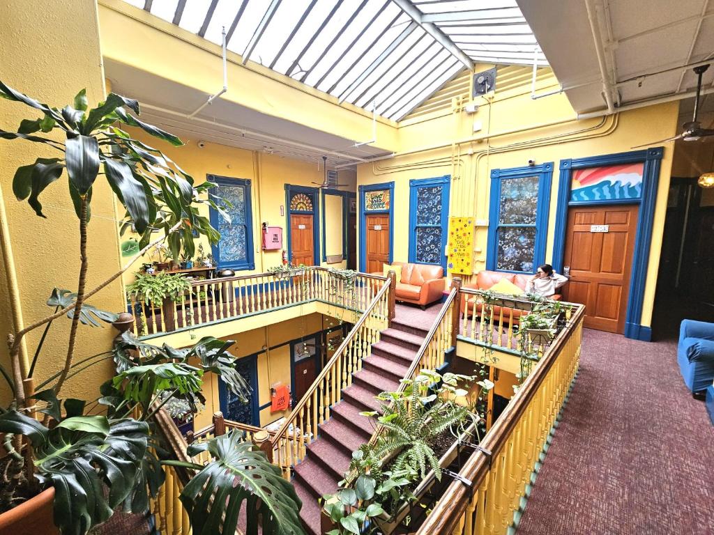 圣地亚哥Gaslamp Hostel的大厅,楼内有楼梯和植物