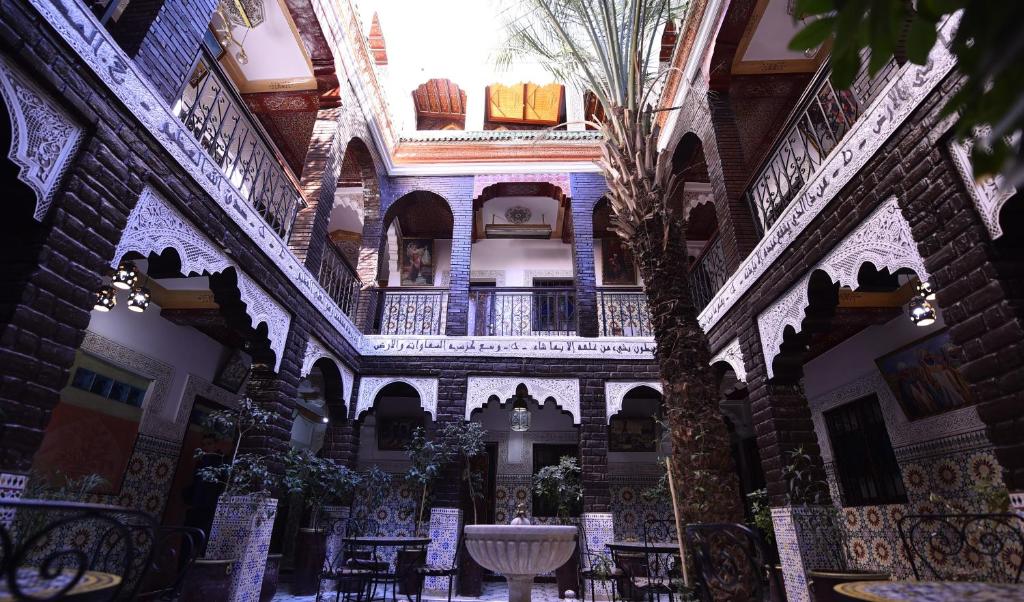 马拉喀什利亚德幻想曲酒店的棕榈树的建筑中的一个中庭