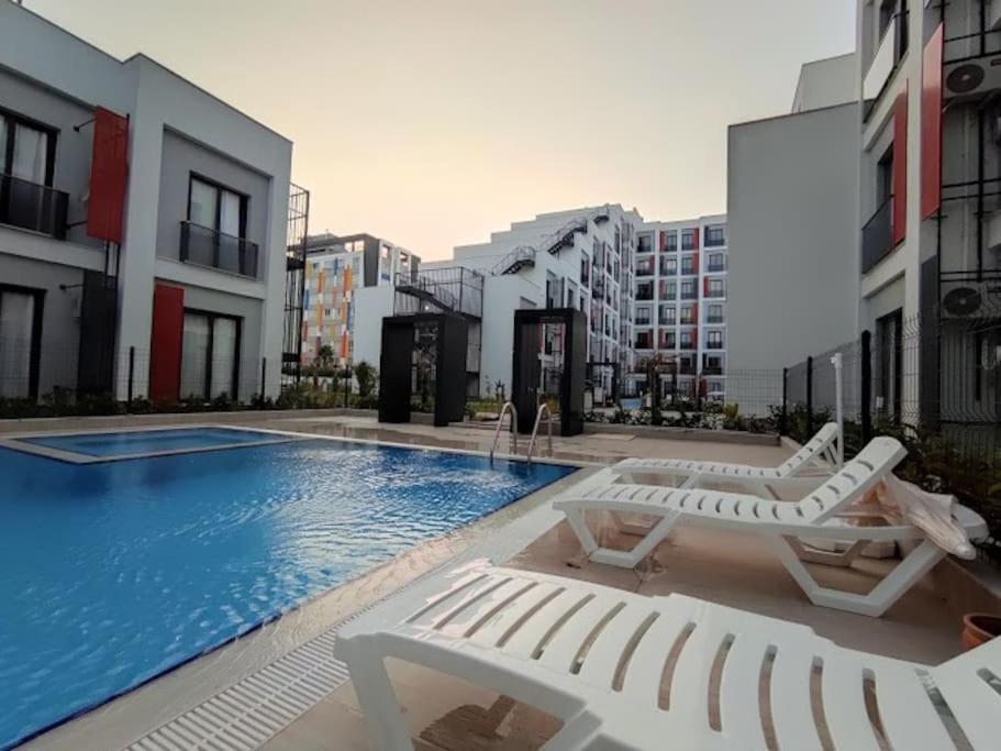 安塔利亚Comfort and Peace in a Luxury Residence!的一个带2把躺椅的游泳池和一个游泳池