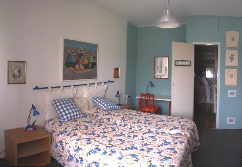 格拉索比奥拉罗卡旅馆的一间卧室配有一张蓝色墙壁的床