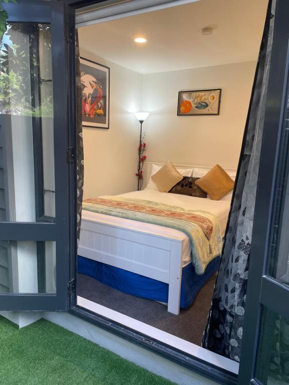 奥克兰Auckland CBD, Parnell Ensuite+Patio+Secluded Garage的一间小卧室,配有床和窗户