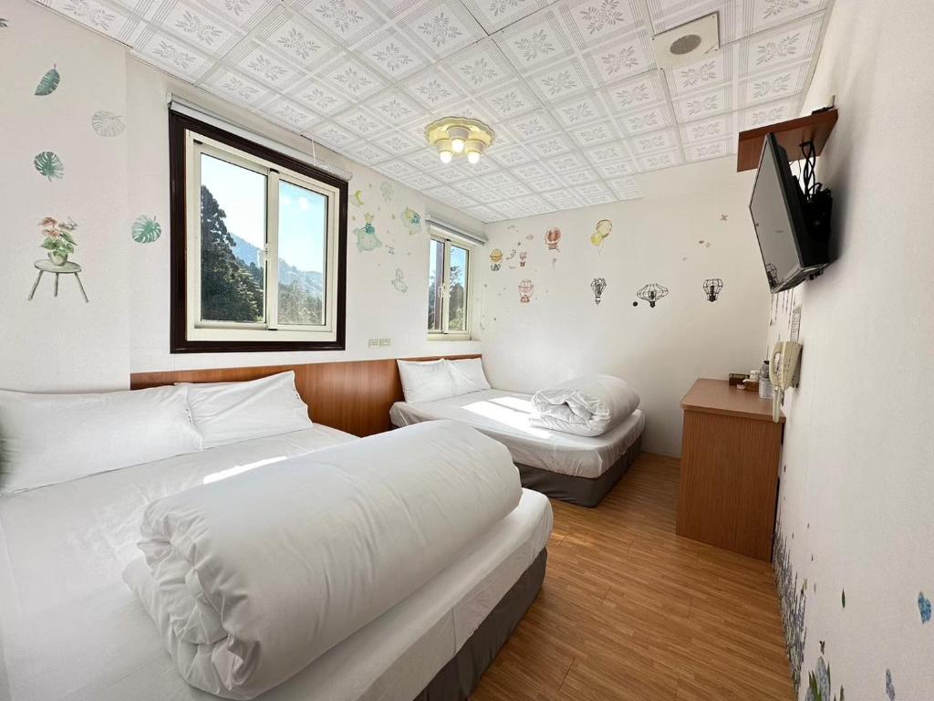 奋起湖奋起湖深森·旅馆的一间设有两张床和一台电视的房间