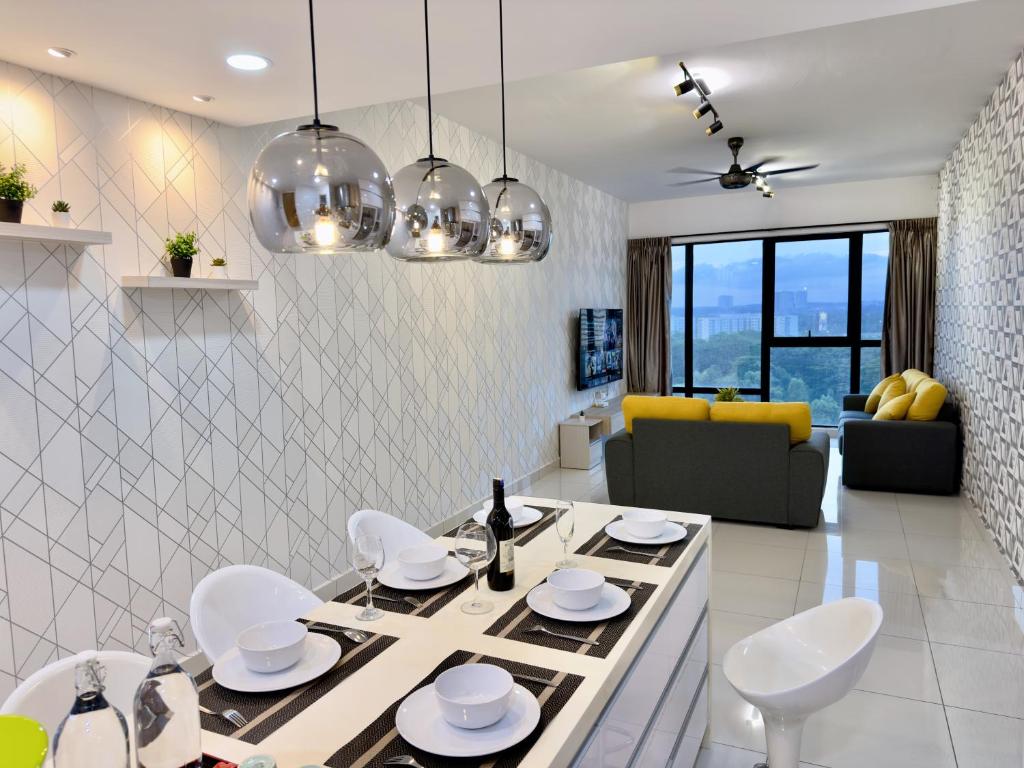 新山MidValley Southkey Mosaic 9pax 2B2B Netflix-SmartTV70inch的厨房以及带桌椅的起居室。