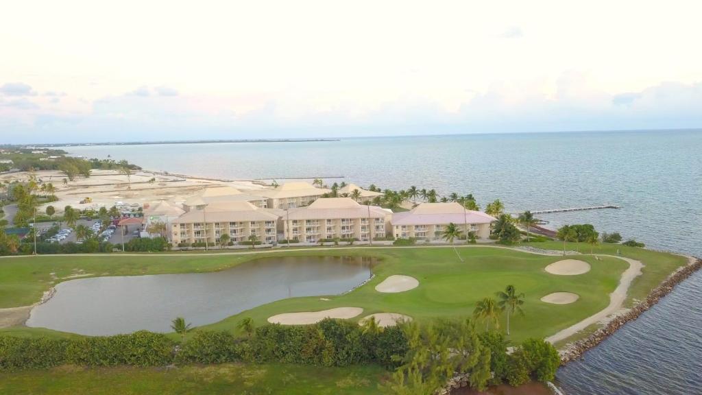 乔治敦大开曼岛假日酒店的海滨度假胜地高尔夫球场的空中景致