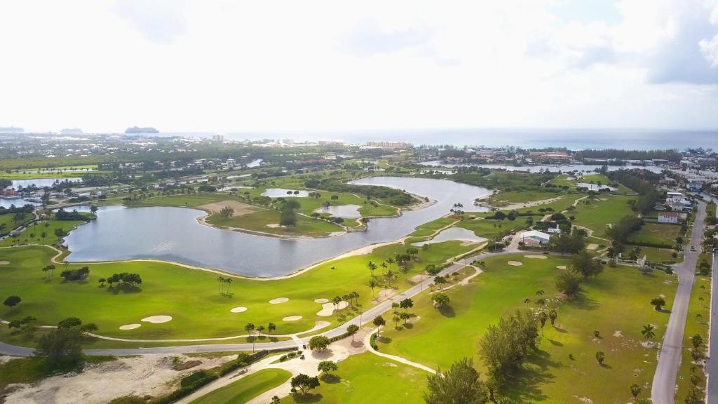 乔治敦大开曼岛假日酒店的享有高尔夫球场和湖泊的空中景致