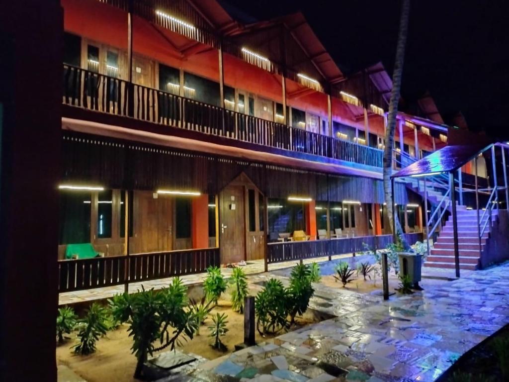 索龙Mooipark Hotel Sorong的晚上酒店的景色