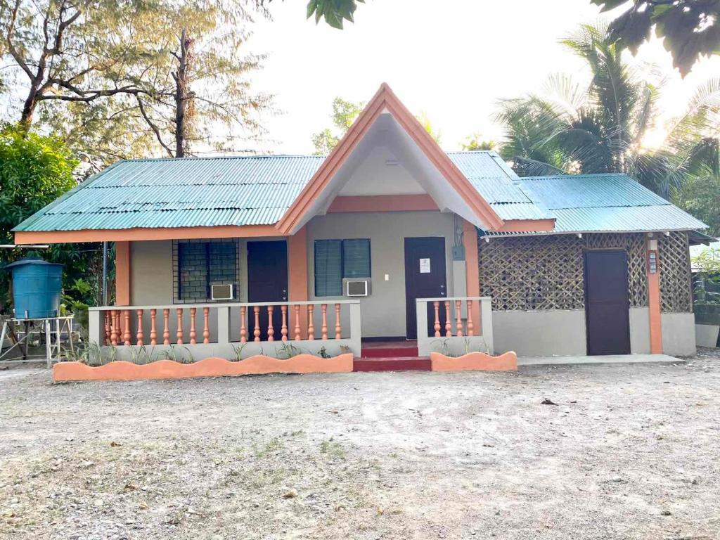 长滩岛Ati Lodge Boracay的蓝色屋顶的小房子