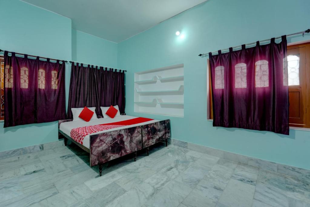 加雅OYO Flagship Magadh Guest House的一间卧室配有红色枕头的床