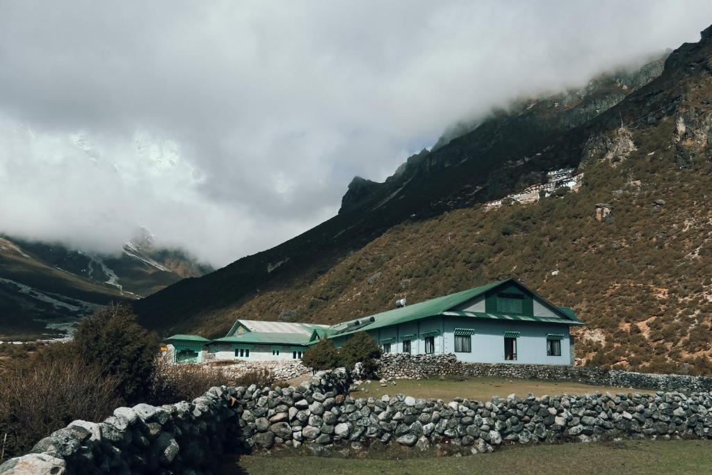 ThāmiMountain Lodges of Nepal - Thame的云密的山前房子