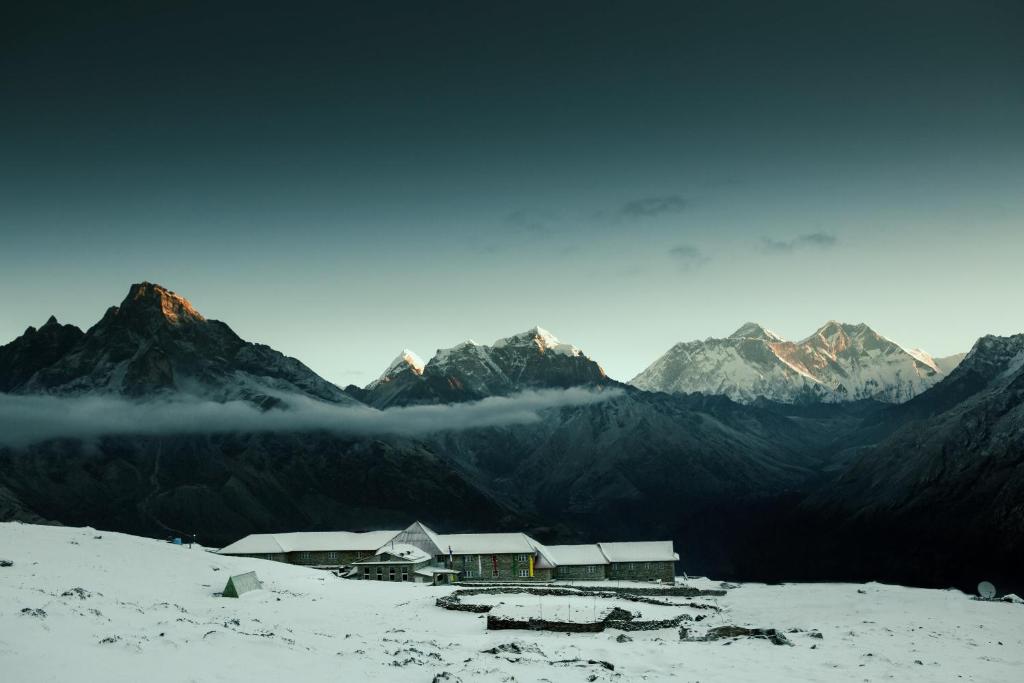 KongdeMountain Lodges of Nepal - Kongde的山底下白雪 ⁇ 的房子