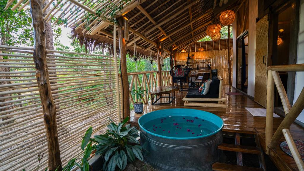 爱妮岛Carabao Lodge - 2 bedroom house, stargazing & pool的房屋内带大浴缸的房间