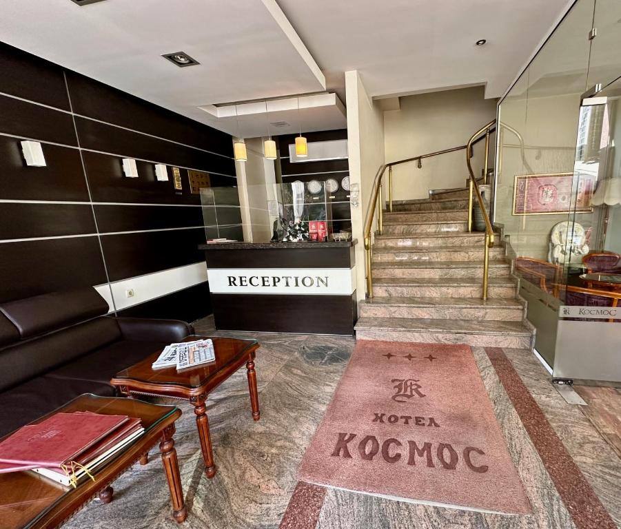 鲁塞考斯莫斯酒店的带沙发和楼梯的客厅