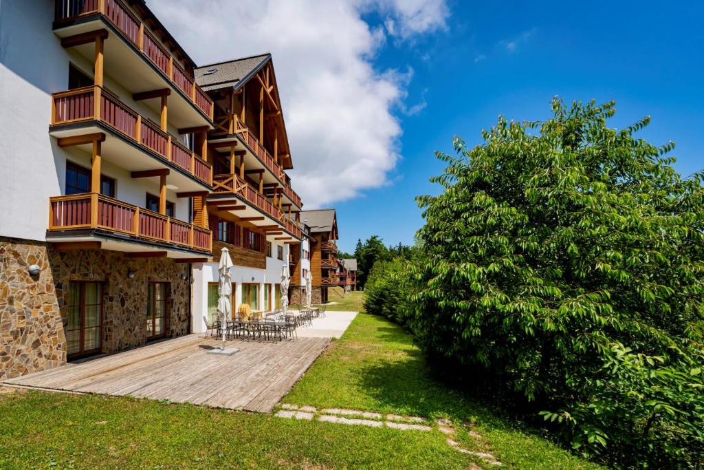 霍茨科波霍尔耶Pohorje Village Wellbeing Resort - Forest Hotel Videc的享有大楼一侧的景致