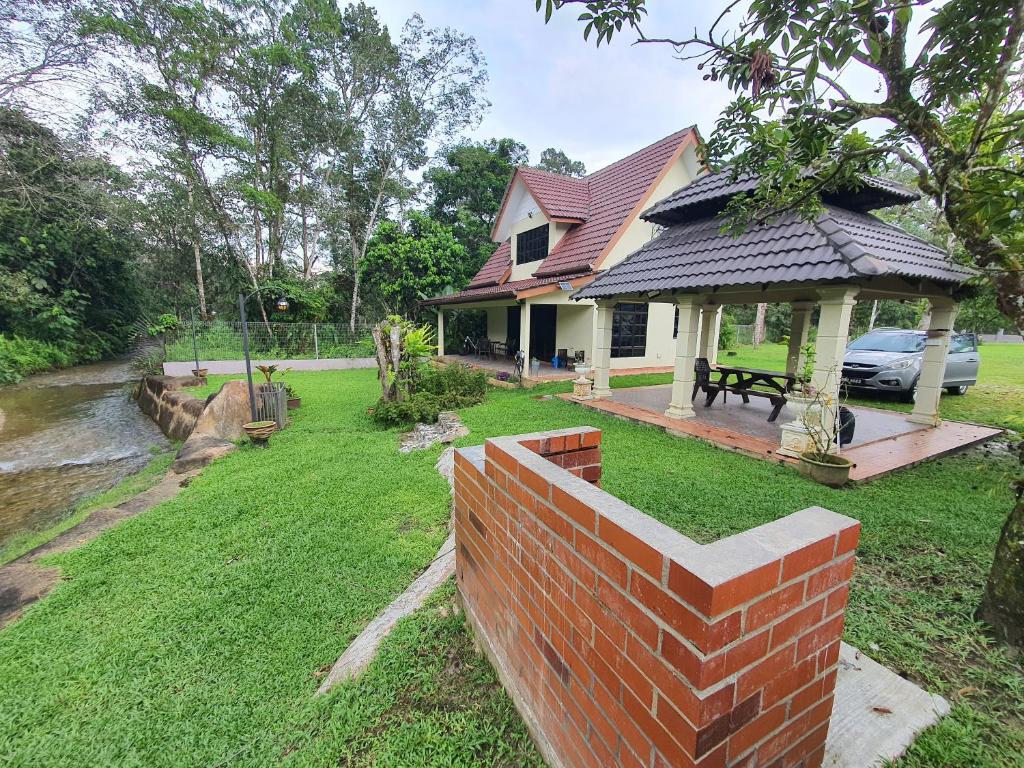 Kampong MesjidTeratak D Tuntung的院子里有砖墙的房子