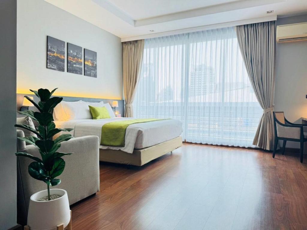 曼谷iCheck inn Residence soi 2的一间卧室设有一张床和一个大窗户